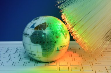 bilgisayar veri kavramı ile dünya küre fiber optik arka plan