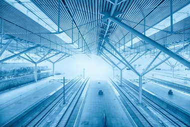 İç modern alışveriş merkezi metro istasyonu'na.