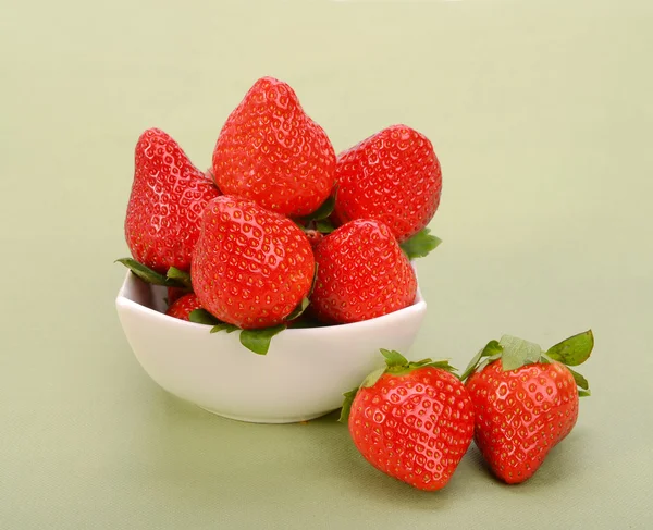 Fraises dans un bol blanc — Photo