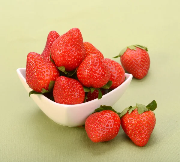 Aardbeien in witte kom — Stockfoto