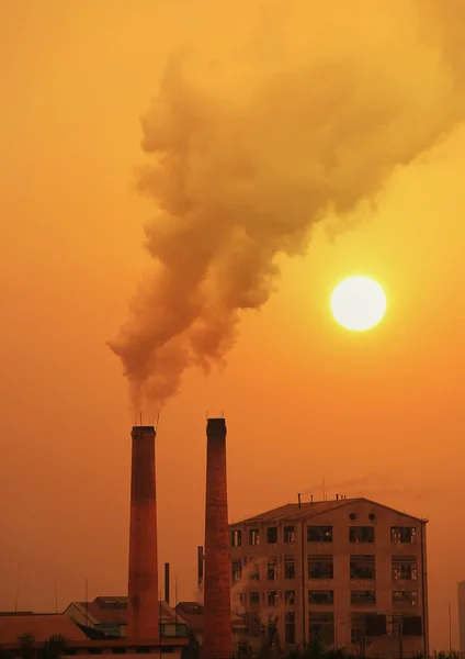 Сахарная фабрика загрязняет атмосферу дымом и смога — стоковое фото