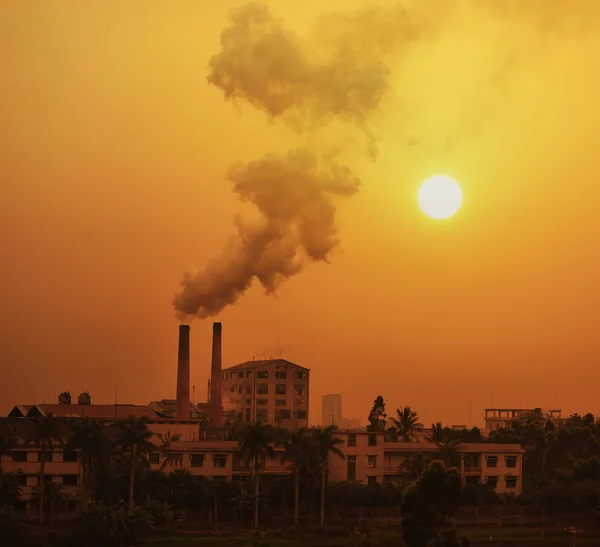 Сахарная фабрика загрязняет атмосферу дымом и смога — стоковое фото