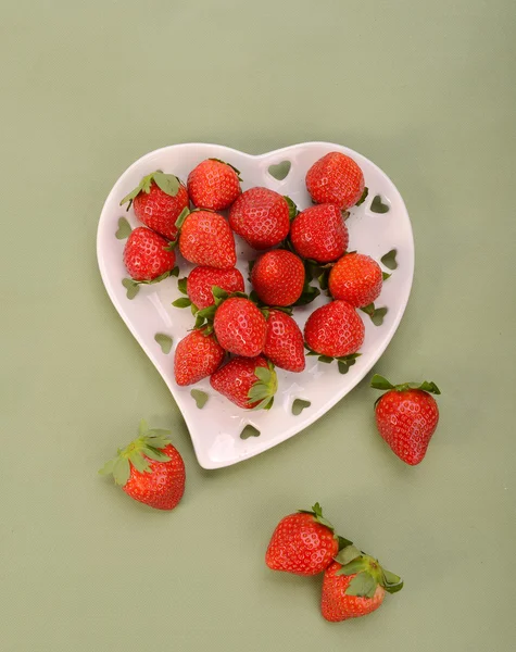 흰 그릇에 딸기 — 스톡 사진