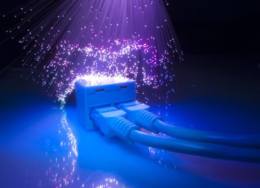 Ağ kabloları ve hub closeup fiber optik arka plan