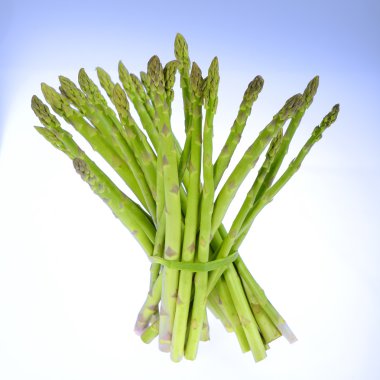 beyaz üzerine taze kuşkonmaz