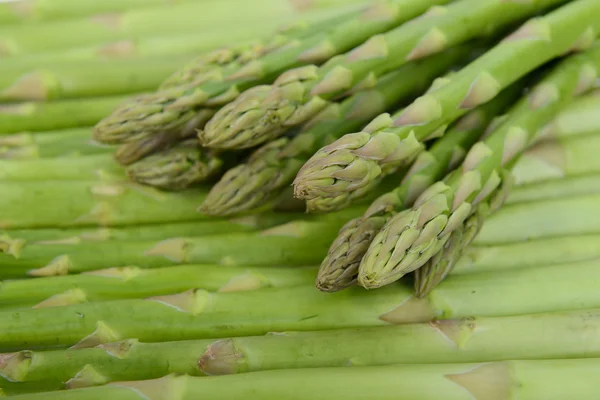 Asparagi freschi su bianco — Foto Stock