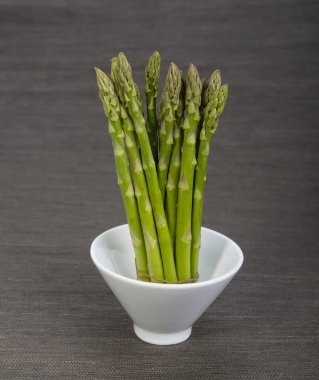 siyah zemin kabın içinde kuşkonmaz