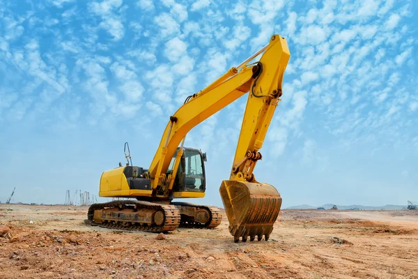 Toprak taşıma sırasında kazı makinası açık havada çalışıyor.