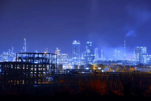 Planta industrial de refinería con caldera industrial por la noche —  Fotos de Stock