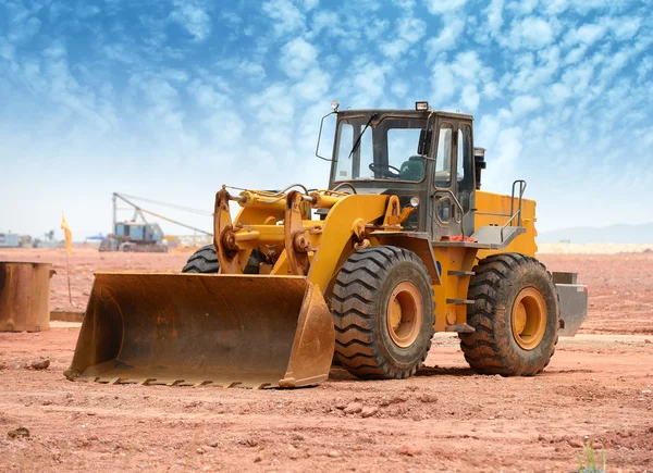 bir inşaat alanı üzerinde buldozer