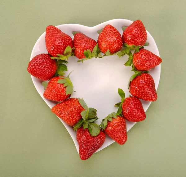 흰 그릇에 딸기 — 스톡 사진