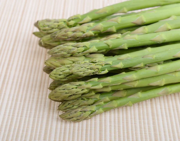 Frisk asparges på hvid - Stock-foto