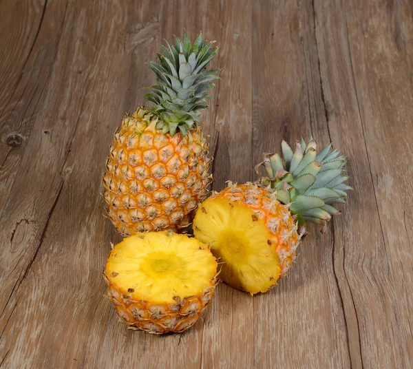 Ahşap arkaplanda sepetli iki ananas. — Stok fotoğraf