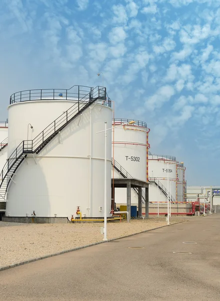 Grandes tanques de aceite industrial en una refinería — Foto de Stock
