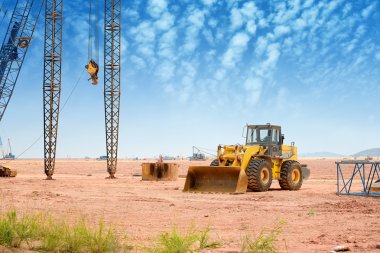 bir inşaat alanı üzerinde buldozer