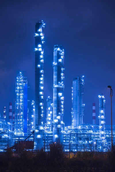 Raffinerie de pétrole travaillant la nuit — Photo