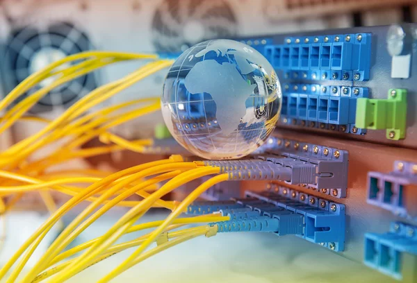Globe avec câbles réseau et serveurs dans un centre de données technologique — Photo
