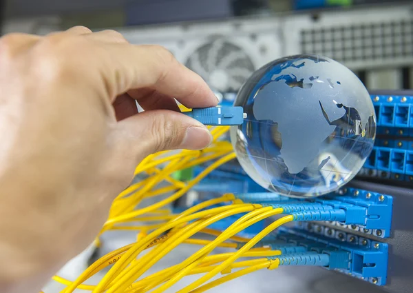 Globo con cavi di rete e server in un data cente tecnologico — Foto Stock