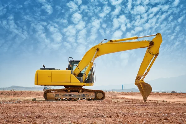 Máquina escavadora carregadora durante trabalhos de terraplanagem ao ar livre — Fotografia de Stock