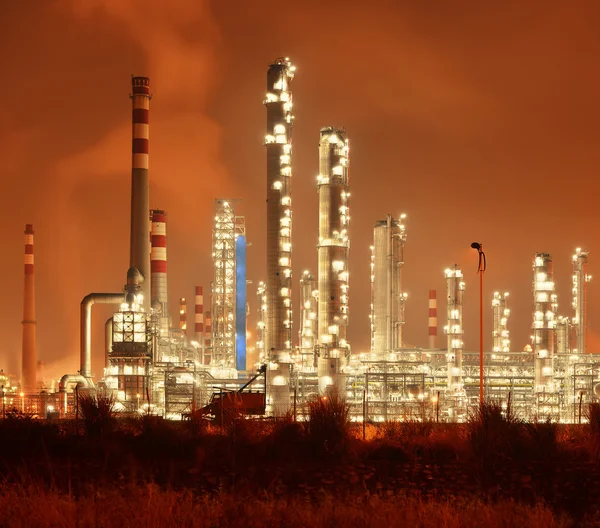 Planta industrial de refinería con caldera industrial por la noche — Foto de Stock