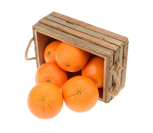 Čerstvé pomeranče v dřevěné krabici — Stock fotografie