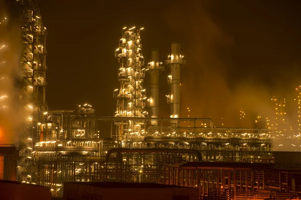Zakłady przemysłowe rafinerii z kotłem przemysłowym w nocy — Zdjęcie stockowe
