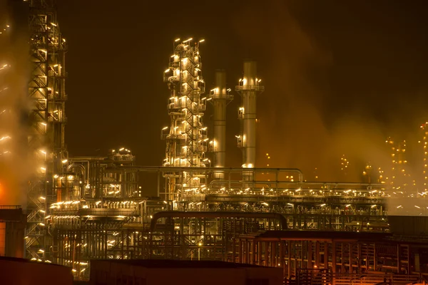 Instalação industrial de refinaria com caldeira industrial à noite — Fotografia de Stock