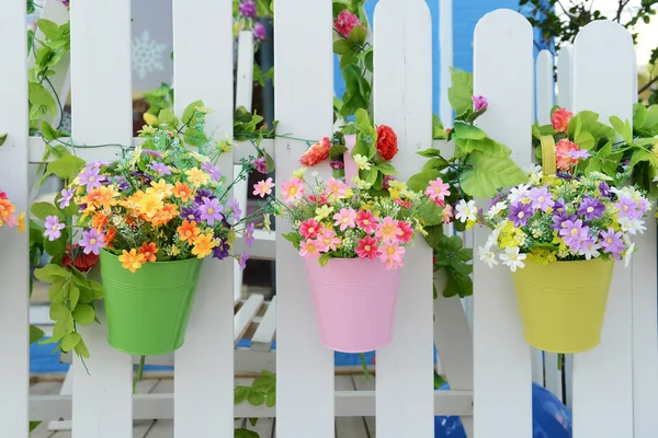 Висячі квіткові горщики з парканом — стокове фото