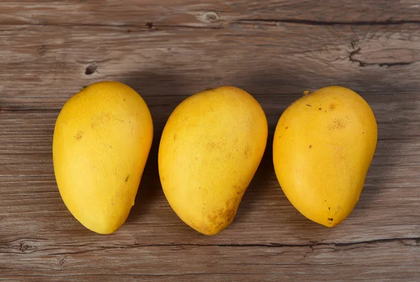 Trei mango în coș de răchită maro izolat closeup — Fotografie, imagine de stoc