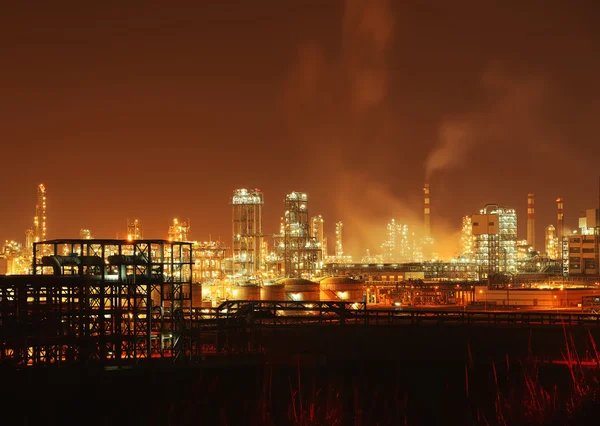 工业化工厂，夜间工业锅炉 — 图库照片