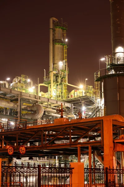Industriële raffinaderij met industriële ketel 's nachts — Stockfoto