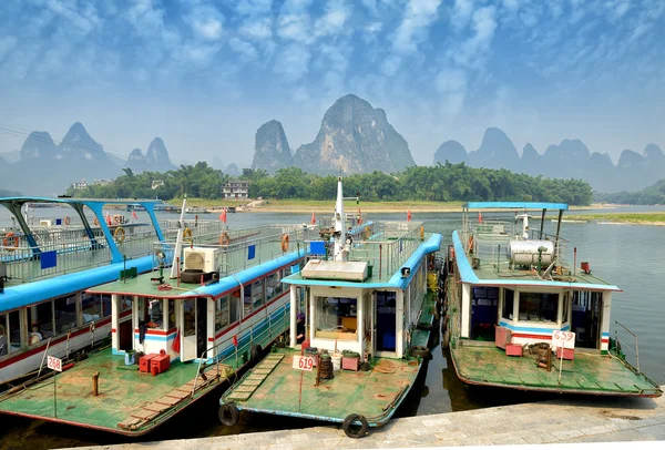 Bamboevlot op de rivier in de buurt van yangshuo, guanxi province, china — Stockfoto