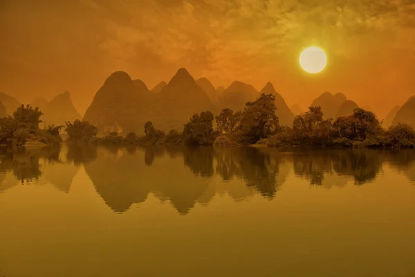 Pôr do sol paisagem de yangshuo em guilin, china — Fotografia de Stock