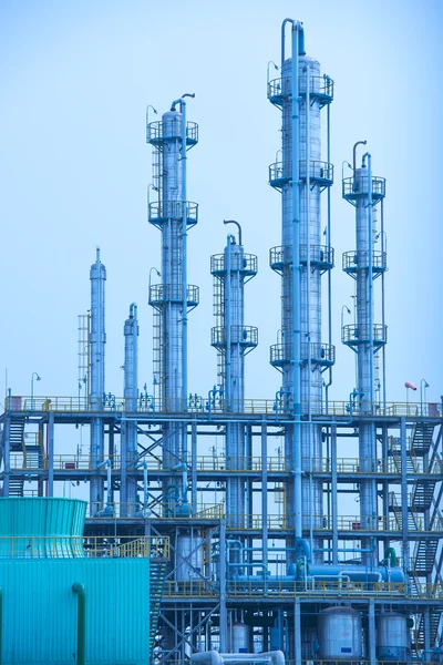 Fabbrica di trasformazione del gas. paesaggio con industria del gas e del petrolio — Foto Stock