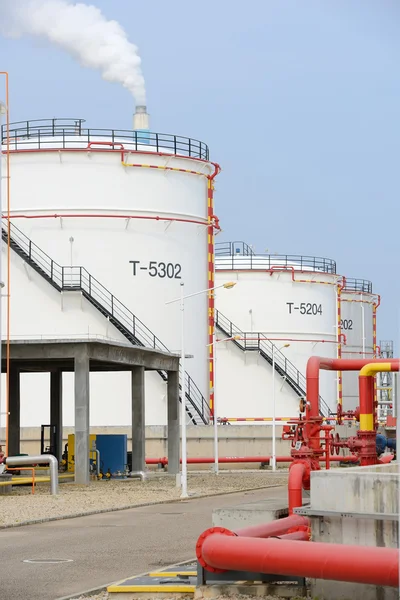 製油所で大きな産業石油タンク — ストック写真