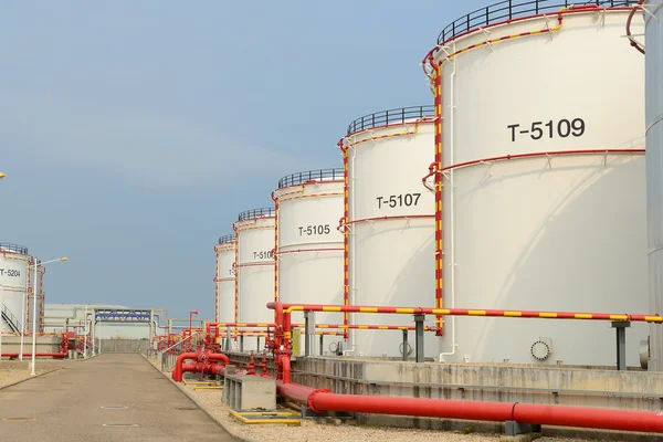 Velké průmyslové olejové nádrže v rafinerii — Stock fotografie