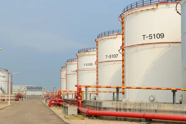 Big Industrial oil tanks in a refinery — Stock Photo, Image