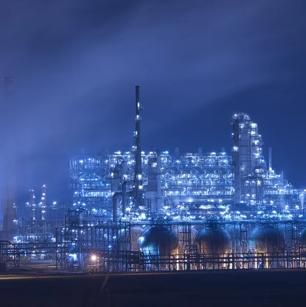 Комплекс нефтеперерабатывающих заводов с промышленным котлом ночью — стоковое фото