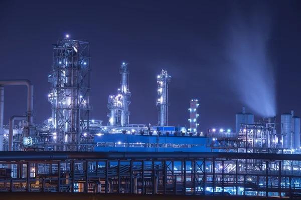 Industrianläggning för raffinaderier med industripanna på natten — Stockfoto