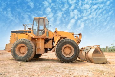 bir inşaat alanı üzerinde buldozer