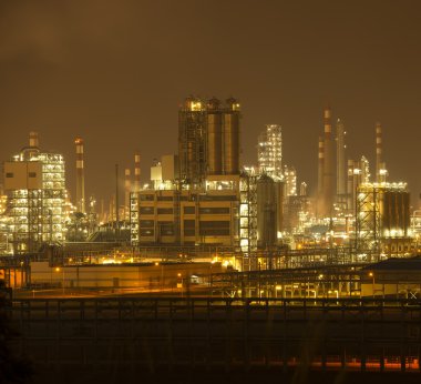 Geceleyin endüstriyel rafineri ve sanayi kazanı.