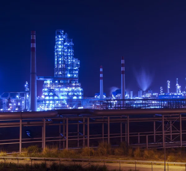 Instalação industrial de refinaria com caldeira industrial à noite — Fotografia de Stock