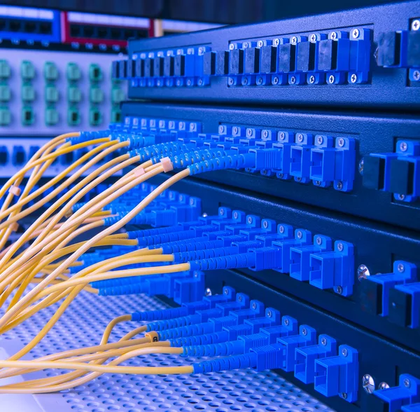 Servera med teknik stil mot fiber optic bakgrund — Stockfoto