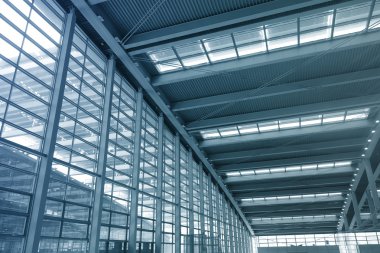 İç modern alışveriş merkezi metro istasyonu'na.