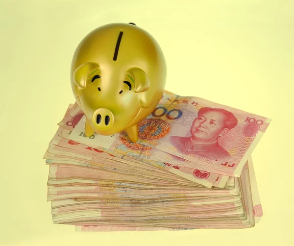 Piggy Bank e cem rmb bill — Fotografia de Stock