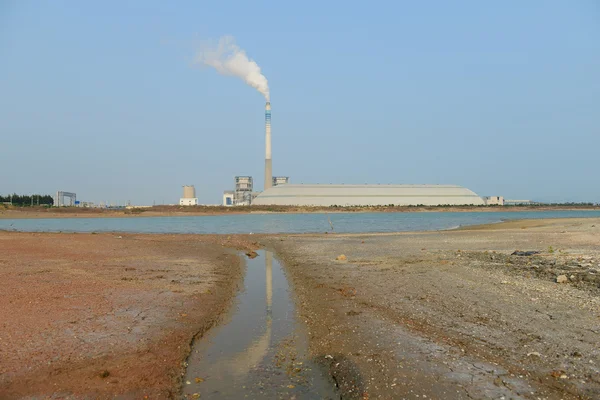 Gasförädlingsfabrik. landskap med gas- och oljeindustrin — Stockfoto