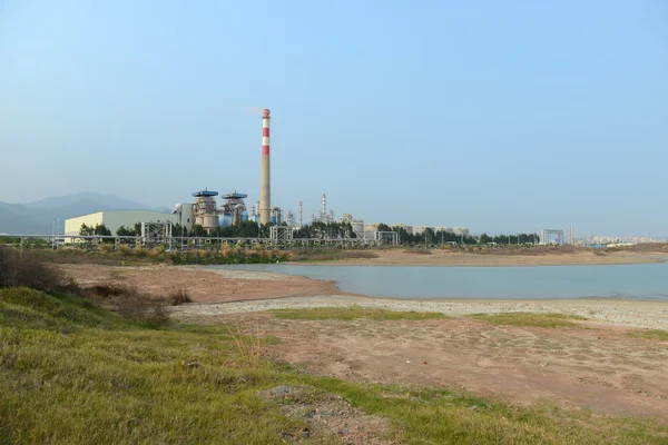 Fábrica de procesamiento de gas. paisaje con la industria del gas y el petróleo —  Fotos de Stock