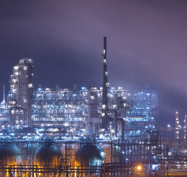 Instalação industrial de refinaria com caldeira industrial à noite — Fotografia de Stock