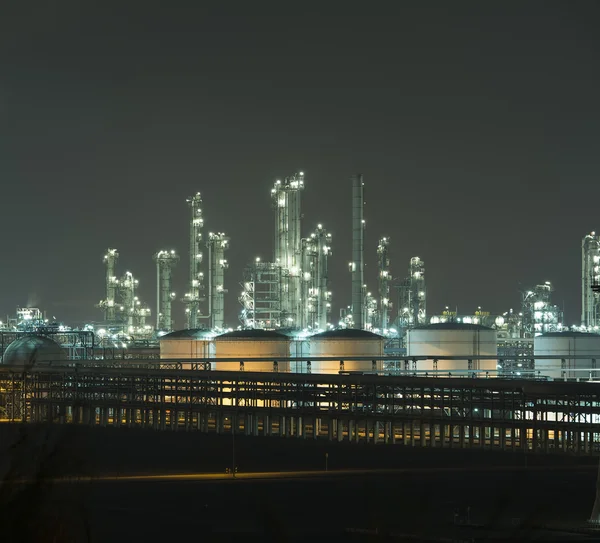 Planta industrial de refinería con caldera industrial por la noche — Foto de Stock