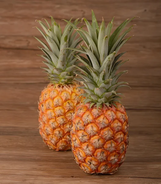 Ahşap grunge zemin üzerine iki ananas — Stok fotoğraf